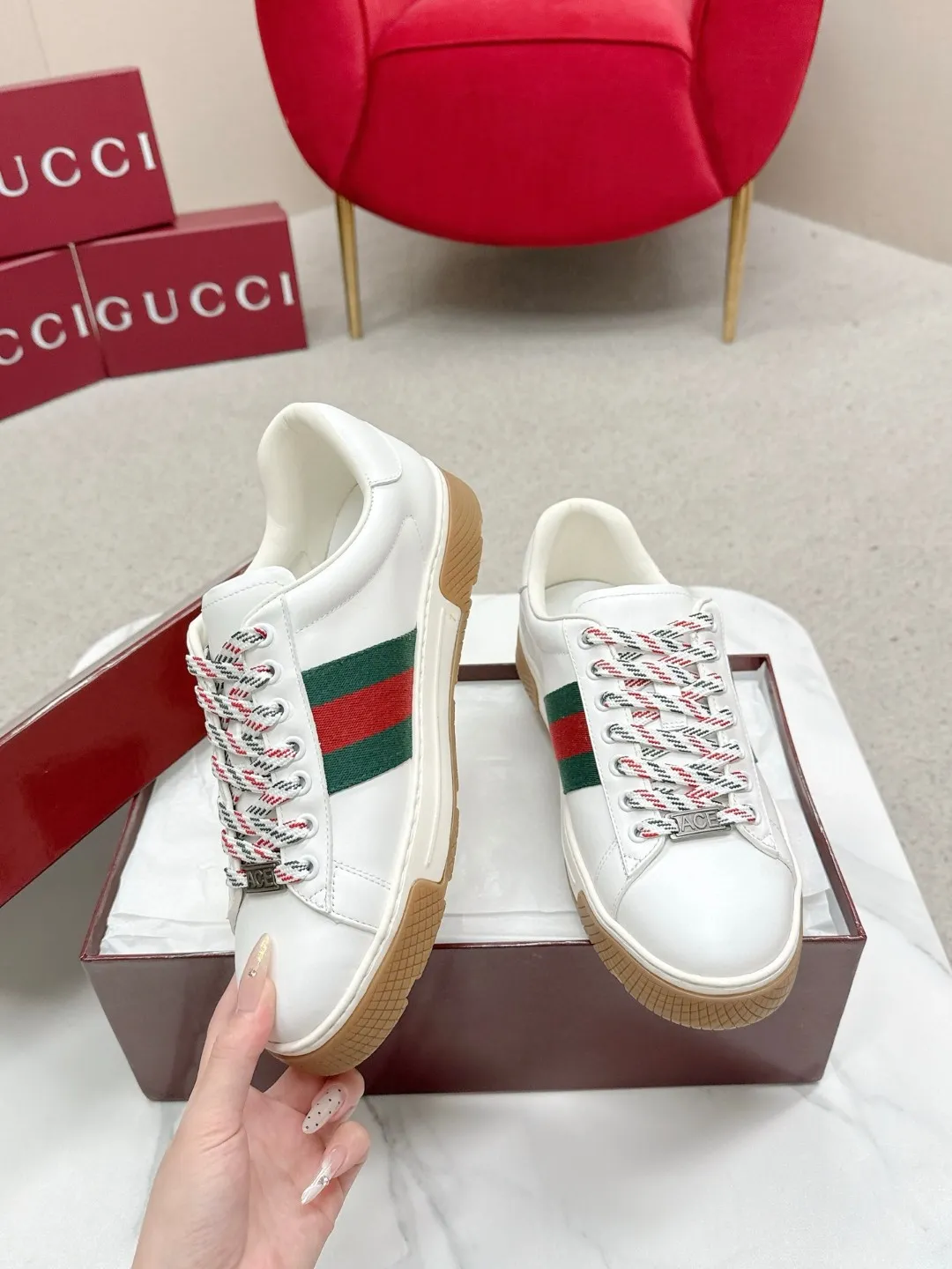 Factory price: 460💰Gucci Gucci's latest ACE series casual sports shoes, the same style as all the stars, classic brown canvas + leather stitching, the red and green stripes on the side are very recognizable. Perfect shoe last, perfect for daily casual wear, super beautiful and comfortable on the feet, a must-have for fashionistas 💯 ☑️Material: Original customized imported first-layer cowhide ☑️Inner lining: Customized imported cowhide ☑️Outsole: Original molded non-slip TPU sole ☑️Sole thickness: 2.5cm ☑️Size: Men's 38-44, customized 45